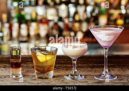 Verschiedene Cocktails an der Bar, die Getränke aus verschiedene alkoholische Getränke in Gläsern von verschiedenen Formen, Platz für Text Stockfoto
