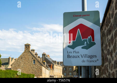 Barfleur, Frankreich - 29. August 2018: Das Zeichen zeigt an, dass Barfleur zählt zu den schönsten Dörfern Frankreichs eingestuft ist. Stockfoto