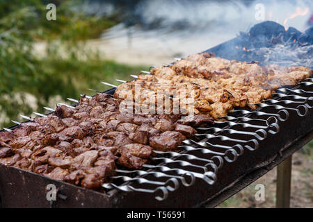 Ein Shish Kebab aus Fleisch von anderer Art ist auf einem Grill gebraten. Grill im Freien Stockfoto