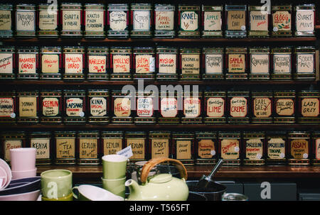 Eine Sammlung von Tees in einem Shop Stockfoto