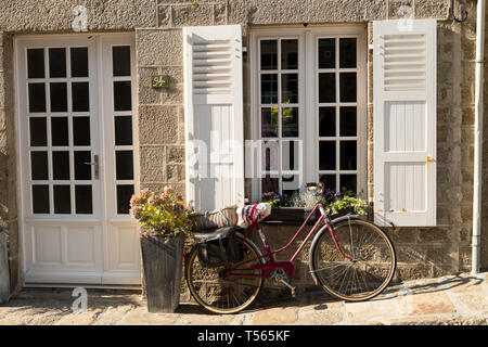 Barfleur, Frankreich - 29 August 2018: die mittelalterlichen Häuser aus Granit und Fahrräder in Barfleur. Normandie Frankreich Stockfoto