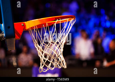 Basketballkorb in Rot Neon Lichter Spiel Tag Stockfoto
