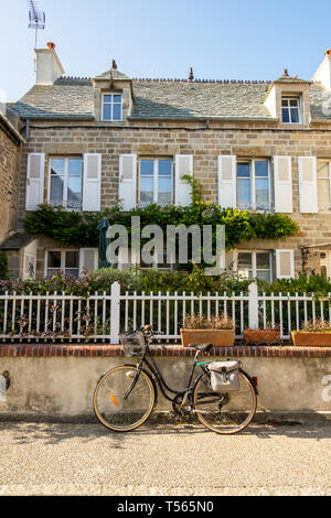 Barfleur, Frankreich - 29 August 2018: die mittelalterlichen Häuser aus Granit und Fahrräder in Barfleur. Normandie Frankreich Stockfoto