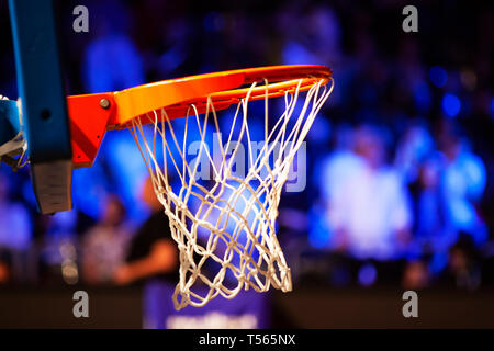 Basketballkorb in Rot Neon Lichter Spiel Tag Stockfoto