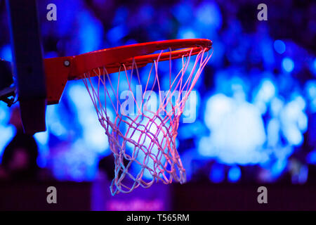 Basketballkorb in Rot Neon Lichter Spiel Tag Stockfoto