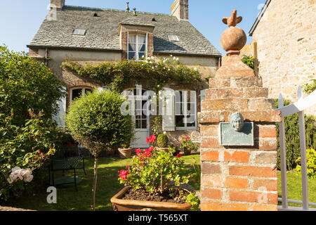Barfleur, Frankreich - 29 August 2018: Traditionelle Granit Haus und schönen Innenhof in Barfleur. Normandie, Frankreich Stockfoto