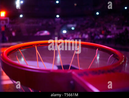 Basketballkorb in Rot Neon Lichter in Sports Arena während des Spiels - Wettbewerb Stockfoto