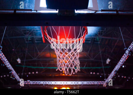 Basketballkorb in Rot Neon Lichter in Sports Arena während des Spiels - Wettbewerb Stockfoto