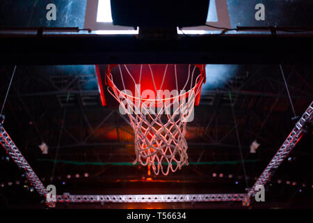 Basketballkorb in Rot Neon Lichter in Sports Arena während des Spiels - Wettbewerb Stockfoto