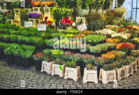 Blumensträuße in einem Open-air-Marktstand Stockfoto