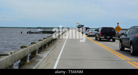 Der Verkehr geht für die Outer Banks stoppen zu können Boote Pass, wo die Inter-Coastal Wasserstraße US-64 auf der Alligator River Brücke überquert. Stockfoto