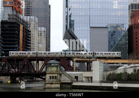 150 n am Fluss, ein neues Gebäude in der Innenstadt von Chicago, Illinois, über die L-Zug Brücke über den Chicago River Stockfoto