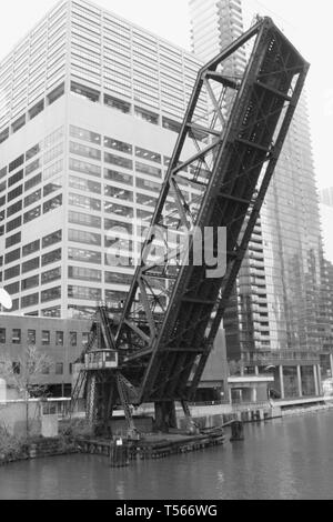 Die verlassenen Carroll Avenue Eisenbahnbrücke dauerhaft in einer angehobenen Position über den Chicago River in der Nähe von Wolf Point und die Apparel Mart gesperrt Stockfoto