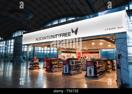 Alicante Duty Free Shop ohne die Leute am Flughafen Alicante Spanien Innenraum Beifahrerseite Abflughalle Stockfoto