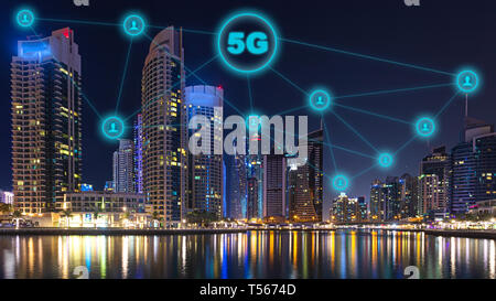 Smart City mit 5 G WLAN und Internet Networking Stockfoto