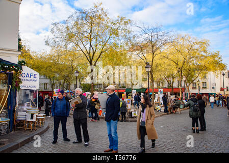 Das Quadrat der Place du Tertre in Montmartre, berühmt für Künstler, Maler und portraitists Stockfoto