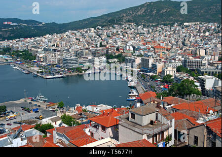 Kavala / Griechenland: Panoramablick auf die Stadt mit der Marina an der Küste Stockfoto