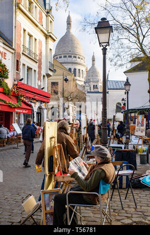 Das Quadrat der Place du Tertre in Montmartre, berühmt für Künstler, Maler und portraitists Stockfoto