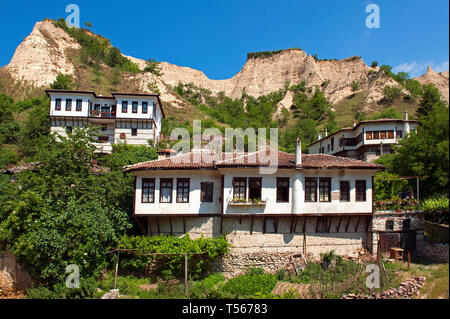 Melnik ist die kleinste Stadt in Bulgarien von der Melnik Erdpyramiden übersehen Stockfoto