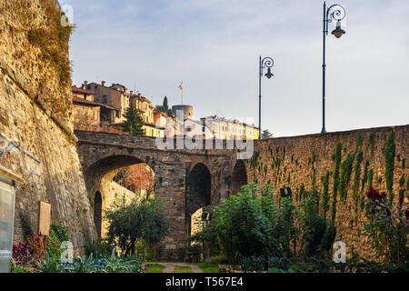 Alte Brücke auf der Via Sant Alessandro Straße obere Stadt Cita Alta in Bergamo. Italien Stockfoto