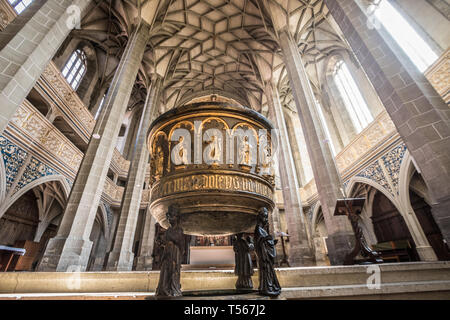 Blick in das Innere der Kirche in Halle an der Salle in Ostdeutschland Stockfoto