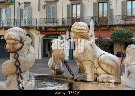 Venezianische Contarini Brunnen auf der Piazza Vecchia Bergamo. Italien Stockfoto