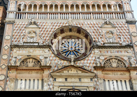 Detail der Fassade der Capella Colleoni in Bergamo. Italien Stockfoto