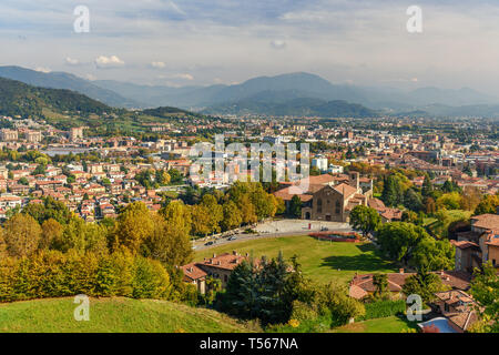 Anzeigen von Bergamo von Rocca di Bergamo Festung in Oberstadt Citta Alta Bergamo. Italien Stockfoto