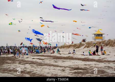 Semaphore, South Australia, Australien - 20. April 2019: Drachen fliegen und Rettungsschwimmer Turm an der Adelaide International Kite Festival 2019 Stockfoto