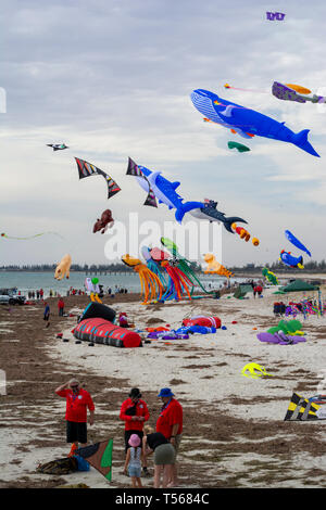 Semaphore, South Australia, Australien - 20 April, 2019: Beamte und Zuschauer an der Adelaide International Kite Festival 2019 Stockfoto