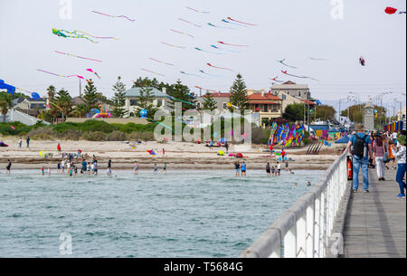 Semaphore, South Australia, Australien - 20. April 2019: Zuschauer am Ufer und Steg am Adelaide International Kite Festival 2019 Stockfoto