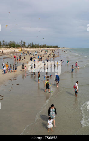 Semaphore, South Australia, Australien - 20. April 2019: Menschenmassen genießen den Strand im Adelaide International Kite Festival 2019 Stockfoto