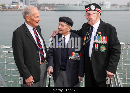 (Nach rechts) D-Day Veteranen Greg Hayward, 93, der mit der RAF, Eric, 95, die mit der Royal Navy und Leonard Williams, 93, der mit dem Argyll und Sutherland Highlanders an Bord der HMS St Albans serviert serviert serviert, während einer Ansage für D-Day 75-jähriges Jubiläum feiern. Stockfoto