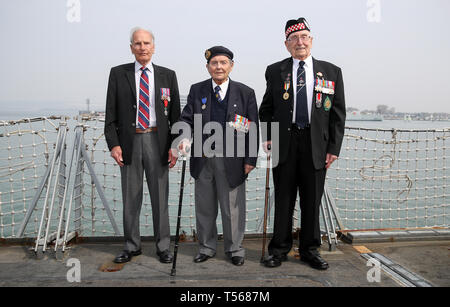 Auf 0001 ein Embargo verhängt Montag 22. April (nach rechts) D-Day Veteranen Greg Hayward, 93, der mit der RAF, Eric, 95, die mit der Royal Navy und Leonard Williams, 93, der mit dem Argyll und Sutherland Highlanders an Bord der HMS St Albans serviert serviert serviert, während einer Ansage für D-Day 75-jähriges Jubiläum feiern. Stockfoto