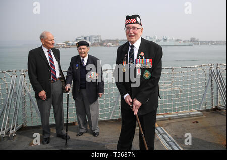 (Nach rechts) D-Day Veteranen Greg Hayward, 93, der mit der RAF, Eric, 95, die mit der Royal Navy und Leonard Williams, 93, der mit dem Argyll und Sutherland Highlanders an Bord der HMS St Albans serviert serviert serviert, während einer Ansage für D-Day 75-jähriges Jubiläum feiern. Stockfoto