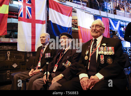 Auf 0001 ein Embargo verhängt Montag 22. April (nach rechts) D-Day Veteranen Greg Hayward, 93, der mit der RAF, Eric, 95, die mit der Royal Navy und Leonard Williams, 93, der mit dem Argyll und Sutherland Highlanders serviert serviert serviert, an Bord der HMS St Albans Links, während eine Ansage für D-Day 75-jähriges Jubiläum feiern. Stockfoto