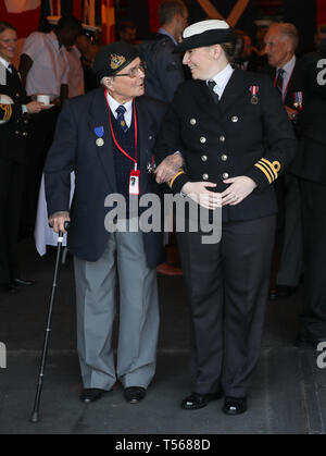 Auf 0001 ein Embargo verhängt Montag 22. April D-Day Veteran Eric Seltsame, 95, die mit der Royal Navy wird von Lieutenant Commander Charlotte Schwarz zum Cockpit begleitet an Bord der HMS St. Albans, während eine Ansage für D-Day 75-jähriges Jubiläum feiern. Stockfoto