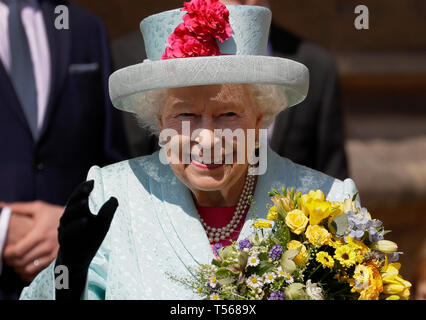 Königin Elizabeth II. ist mit Blumen vorgestellt, als Sie die Ostern Mattins Service im St George's Kapelle, Schloss Windsor, Windsor verlässt. Stockfoto