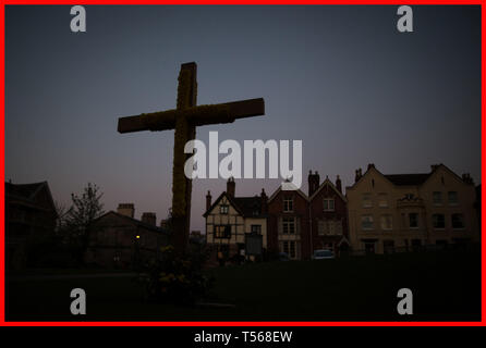 PABest Kerzenschein Osternacht und Eucharistie in der Kathedrale von Lichfield, a5 am Service am Ostersonntag den christlichen Glauben an die Auferstehung Christi zu markieren, wie sie im Neuen Testament der Bibel beschrieben. Stockfoto