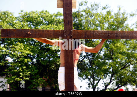 CAINTA, Rizal, Philippinen - 19. APRIL 2019: Reenactment der Passion Christi. Am Karfreitag als Teil der Feier der Heiligen Woche. Stockfoto