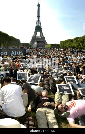 PARIS - AIDS-Demonstration auf dem Rasen Champs-de-Mars, Park in der Nähe des Eiffelturms, große Menschenmenge, AIDS-Aktivisten, Act Up Paris, NGO Organisation, Festlegung des Weltfonds Stockfoto