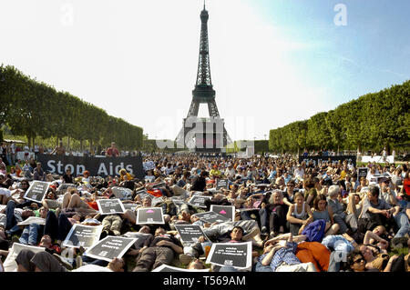 Paris, Frankreich, große Menschenmenge, Demonstration, Demonstration, DEMONSTRATION junger Aktivismus-DEMONSTRATION "STERBEN-IN" AUF DEN CHAMPS DE MARS, UM DIE FRANZÖSISCHE REGIERUNG ZU DRÄNGEN, DEN WELTFONDS ZUR BEKÄMPFUNG von AIDS zu SUBVENTIONIEREN, ORGANISIERT VON ACT UP-PARIS, EINER N.G.O. Organisation Stockfoto