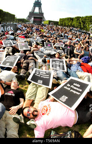 HIV-DEMONSTRATION "STERBEN-IN" AUF DEN CHAMPS DE MARS, UM DIE FRANZÖSISCHE REGIERUNG ZU DRÄNGEN, DEN WELTFONDS GEGEN AIDS ZU SUBVENTIONIEREN, ORGANISIERT VON ACT UP-PARIS, EINEM N.G.O. CONTRE LE SIDA FLASHMOB-LEGENDE Stockfoto