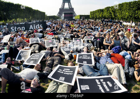 PARIS - große Menschenmenge, Aids-Aktivisten, Act Up Paris, NGO Organisation, Demonstration auf dem Rasen Champs-de-Mars, Park nahe Eiffelturm, Stage die-in, um gegen mehr Finanzierung der Weltfonds zu protestieren, aktivistische Demonstranten, Act Up Protest Schweigen Tod, junger Aktivismus, sozialer Flashmob LEGEN Stockfoto