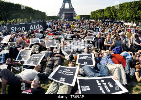 PARIS - große Menschenmenge, AIDS-Aktivisten, Demonstration auf dem Rasen Champs-de-Mars, Park in der Nähe des Eiffelturms, Stage die-in, um gegen mehr Finanzierung für die Weltfonds, aktivistische Demonstranten, protestieren auf Protest Schweigen Tod, junger Aktivismus, sozialer Flashmob LEGEN Stockfoto