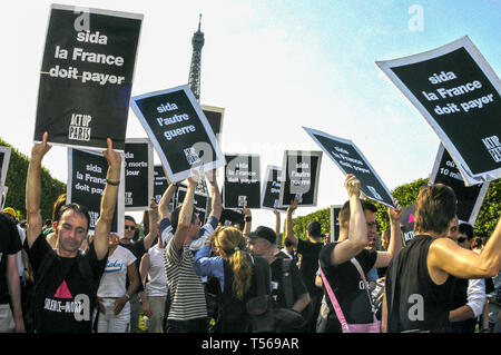 PARIS - große Menschenmenge, AIDS-Aktivisten, Act Up Paris, NGO Organisation, Demonstration auf dem Rasen Champs-de-Mars, Park nahe Eiffelturm, Protest für mehr Finanzierung des Weltfonds, Aktivisten Protest, Halten von ACT up Protestplakaten, junger Aktivismus, Slogans Stockfoto