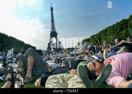 PARIS - AIDS-Demonstration auf Lawn Champs-de-Mars, Park in der Nähe des Eiffelturms, Stage die-in, um gegen mehr Finanzierung für den World Fund zu protestieren, soziale Bekämpfung von Flashmob-VERLEGEN Stockfoto