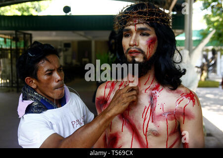 CAINTA, Rizal, Philippinen - 19. APRIL 2019: Akteure und Zeichen in der Nachstellung der Passion Christi. Am Karfreitag als Teil der Feier Stockfoto