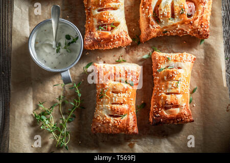 Knusprige Würstchen in Blätterteig als Snack für Frühstück Stockfoto