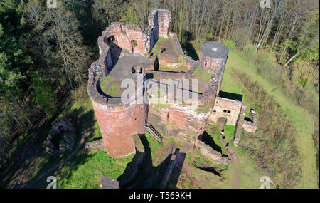 Luftaufnahme der Burg Neudahn, mittelalterliche Festung im Village Dahn, Wasgau, Rheinland-Pfalz, Deutschland Stockfoto